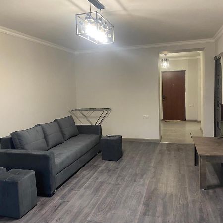 יירבאן 3 Cosy Apartment Near Airport Evn מראה חיצוני תמונה